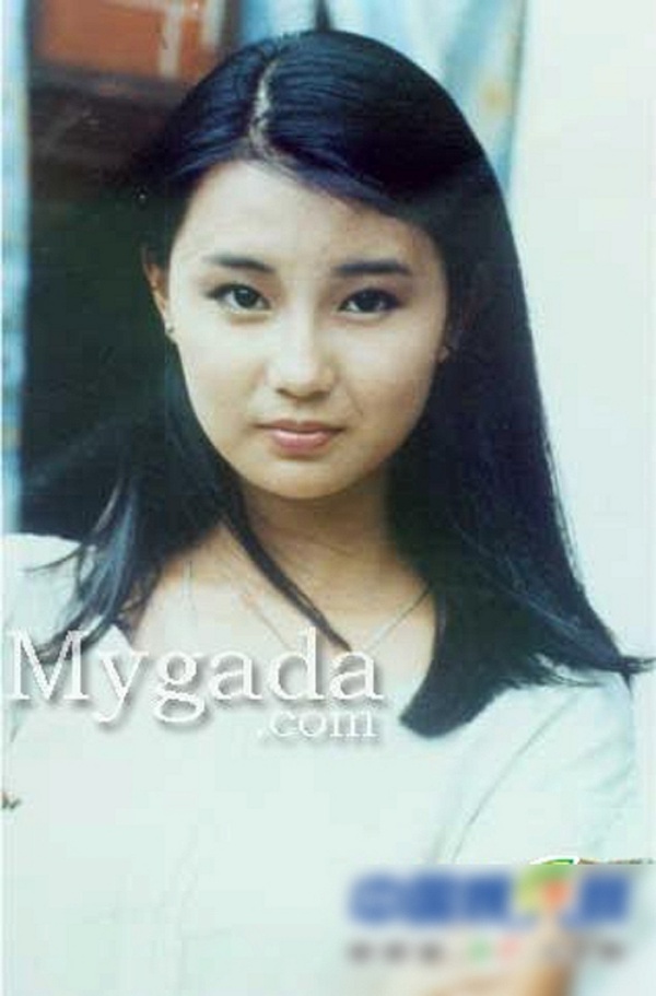 Thời 17 tuổi, Trương Mạn Ngọc sở hữu vẻ đẹp như trăng rằm và đầy đặn hơn hiện nay. 