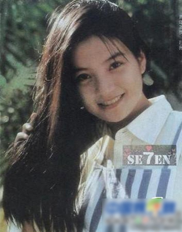 Thời 17 tuổi, Triệu Vy với đôi mắt thông minh, nụ cười rạng rỡ đã là Hoa khôi của Vu Hồ.