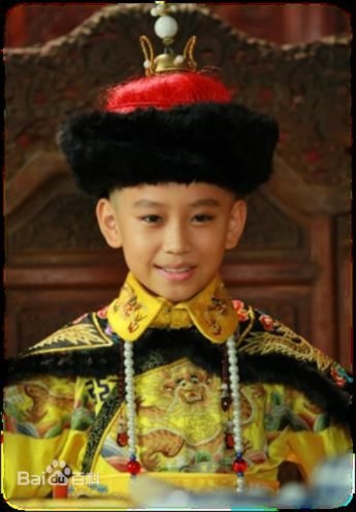 Bộ phim Vị Hoàng đế cuối cùng do Triệu Văn Tuyên, Can Đình Đình, Dư Thiếu Quần, Quy A Lôi, Huệ Ánh Hồng…đóng chính được thực hiện từ năm 2013 sẽ được đài An Huy phát sóng vào ngày 13/4 này. Phim là câu chuyện về cuộc đời từ khi đăng cơ 2 tuổi cho đến khi sống cuộc đời lưu vong, trở thành dân thường.