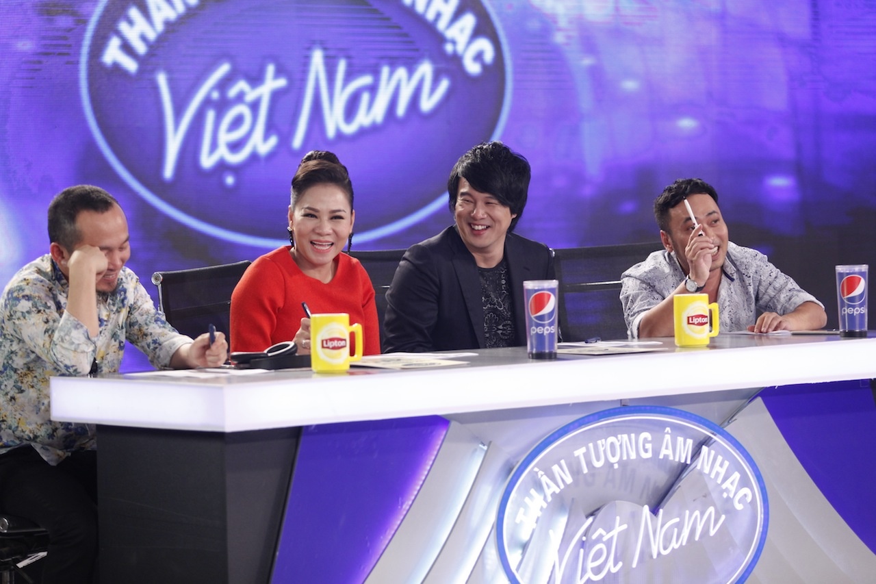 Bên cạnh phần hé lộ những gương mặt đáng chú ý sẽ xuất hiện trong tập 2 của Vietnam Idol 2015, ê-kíp sản xuất chương trình cũng bật mí vị giám khảo khách mời trong vòng Thử giọng tại TP HCM là nhạc sĩ Quốc Trung. Mặc dù đã gắn bó với Thần tượng âm nhạc Việt Nam qua một vài mùa giải, nhưng tác giả bản hit Giấc mơ tôi tâm sự, anh vẫn thấy nhiều cảm xúc khi trở lại sân chơi này.