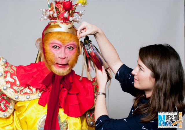 Lục Tiểu Linh Đồng được các chuyên gia của Anh tiến hành lấy số đo trong 4 tiếng đồng hồ với tổng cộng 370 chi tiết. 