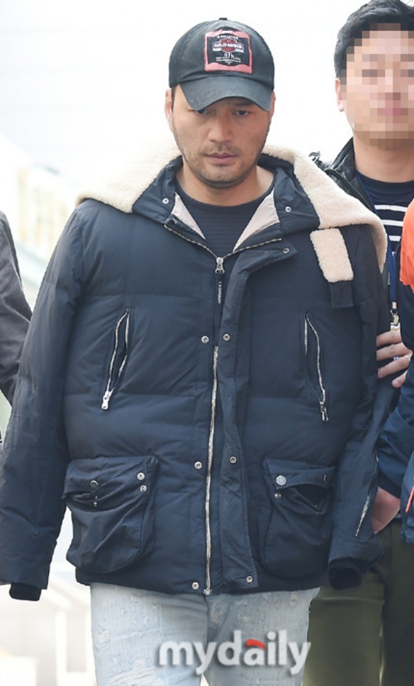 Kim Sung Min rời tòa vào sáng ngày 10/4.