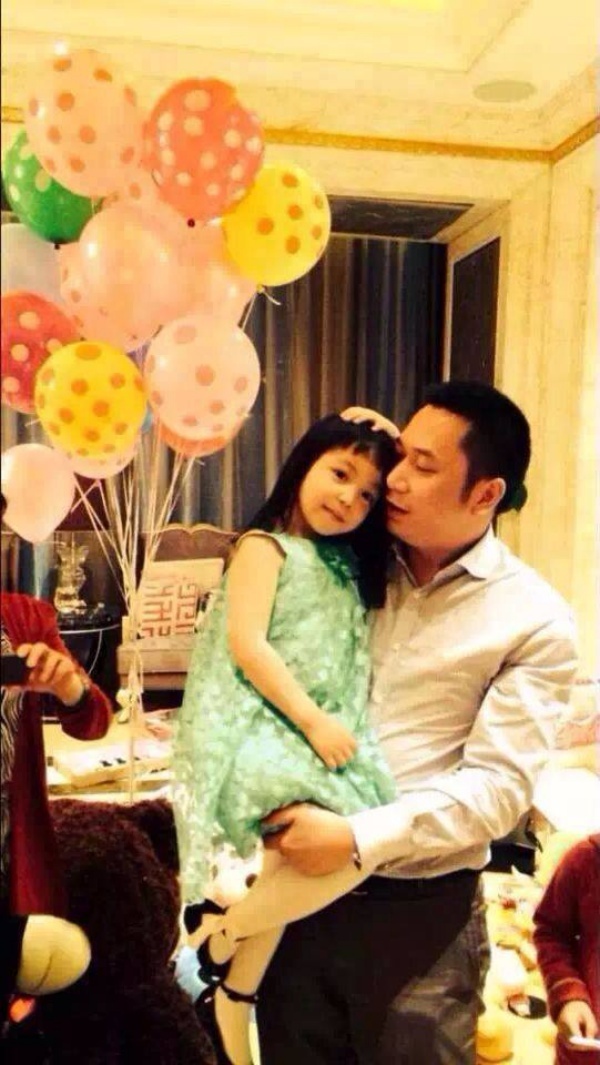 Chồng Triệu Vy bế con gái nhân dịp sinh nhật.