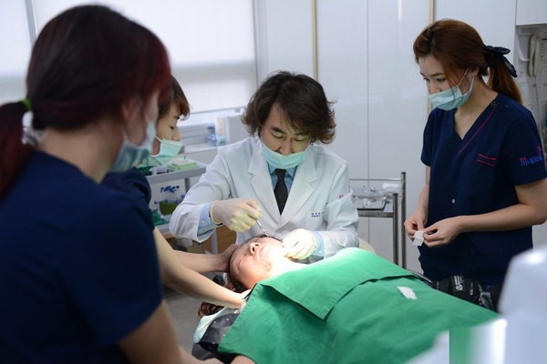 Trao luu cong khai anh phau thuat tham my cua sao Hoa ngu hinh anh