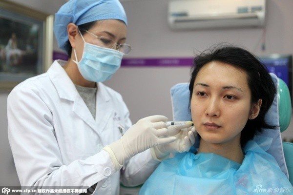 Ngày 14/8/2014, trong buổi họp báo được tổ chức tại Quảng Châu, Lưu Đình chia sẻ thần tượng của mình là người đẹp chuyển giới Hàn Quốc Harisu. Tháng 10/2014, chàng thanh niên 28 tuổi tiến hành ca phẫu thuật đầu tiên kéo dài hơn 5 tiếng đồng hồ. 