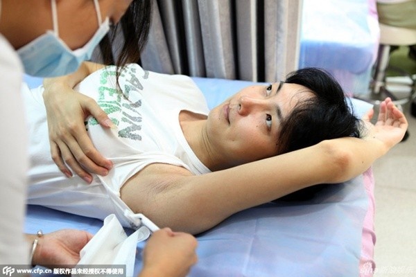 Người mẫu Người mẫu trẻ Lưu Đình mới đây công khai những hình ảnh trong quá trình chuyển giới vào năm 2014.