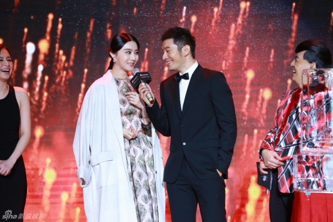 “Các bạn khán giả có muốn biết về đám cưới của Huỳnh Hiểu Minh không?”, Phạm Băng Băng nói. Trước động thái này, Huỳnh Hiểu Minh lập tức giữ thái độ im lặng và đầu hàng: “Tôi không dám nói gì thêm”.