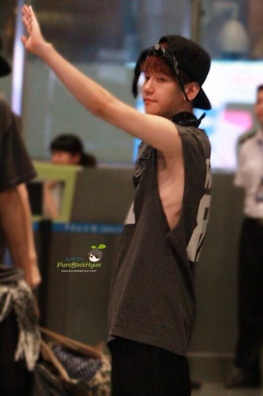 Baekhyun của EXO từng bị chụp lại hình ảnh gầy tới trơ xương khi đang ở sân bay. Năm 2012, Baekhyun cao 1, 73 m, nặng 56kg và từng ở mức 60kg. 