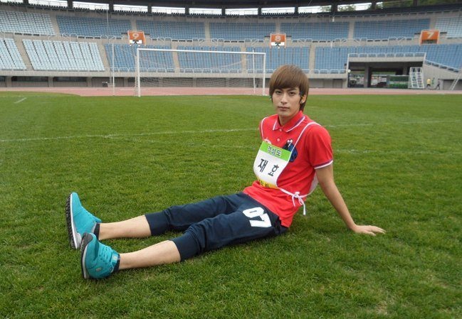 Gương mặt của nhóm Block B – Ahn Jaehyo có chiều cao lý tưởng  trên 1, 8 m nhưng lại khá gầy gò. Cân nặng của Ahn Jaehyo dao động ở mức 60kg. 