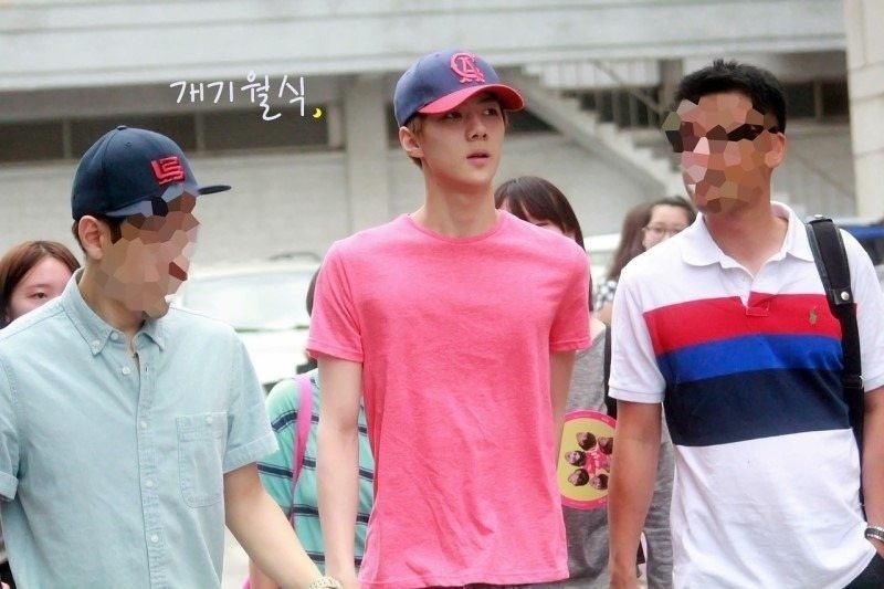 Một mẩu khác của nhóm EXO là Sehun cũng từng sở hữu thân hình mảnh mai. Từ thời điểm nhóm nhạc mới ra mắt cho tới nay, Sehun đã tăng cân nhiều hơn.