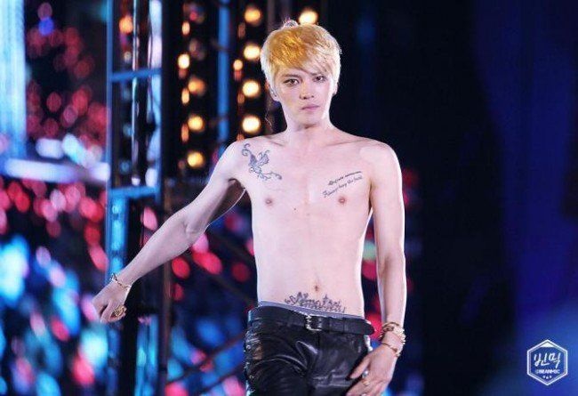 Năm ngoái, mỹ nam Jaejoong của JYJ đăng bức ảnh anh đứng lên chiếc cân chỉ trọng lượng 59,25kg, trong khi chiều cao của là 1,8 m. 