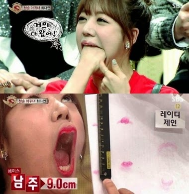 Thành viên Namjoo xinh đẹp của nhóm A Pink sở hữu khuôn miệng rộng đến mức có thể đút vừa một nắm đấm tay và tới 15 chiếc xúc xích cỡ nhỏ.