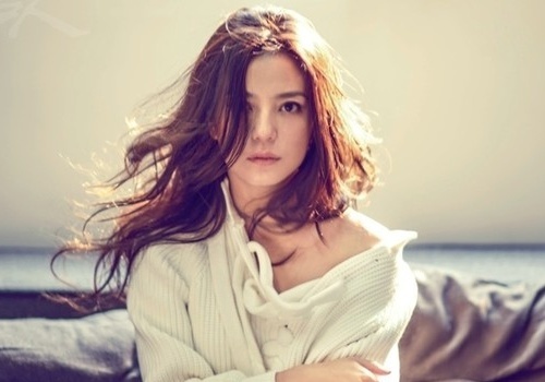 Trieu Vy tung bi nem chat thai tren san khau hinh anh