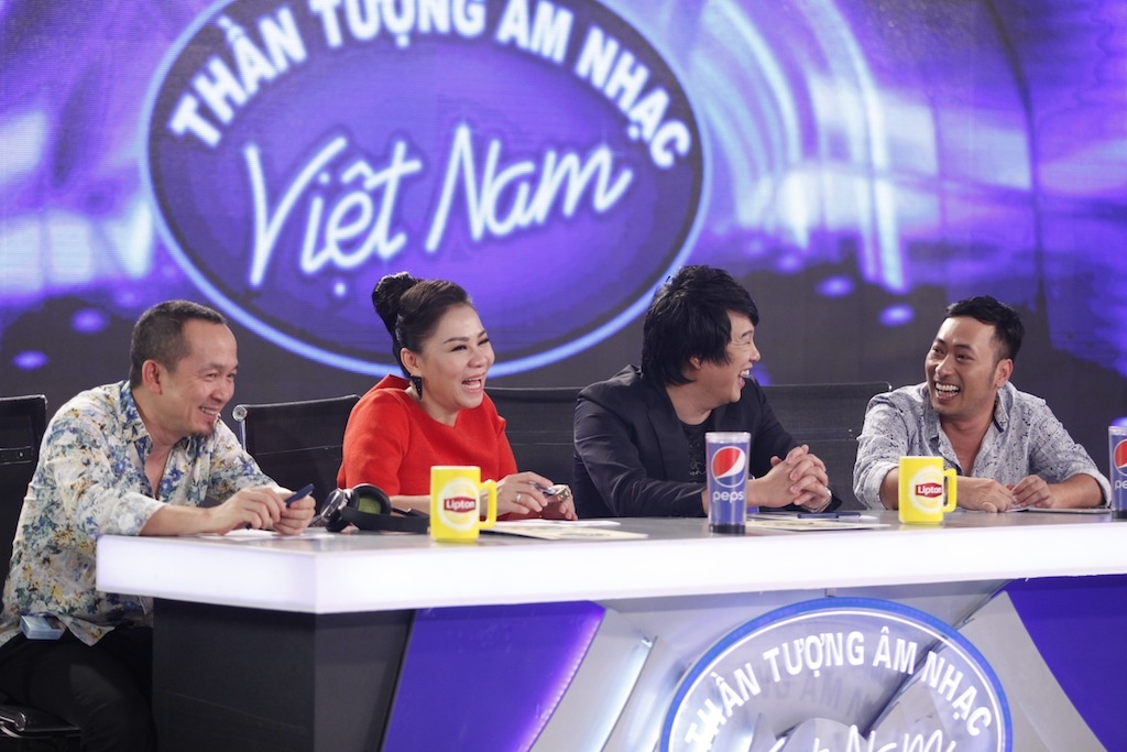 Tối 12/4, tập 2 của chương trình Thần tượng âm nhạc Việt Nam 2015 tiếp tục được phát sóng. Nội dung ở tập này là bộ ba giám khảo chính của chương trình gồm ca sĩ Thu Minh, nhạc sĩ Thanh Bùi, đạo diễn Nguyễn Quang Dũng, cùng giám khảo khách mời Quốc Trung bắt đầu mùa giải mới với vòng Audition tại khu vực TP HCM.