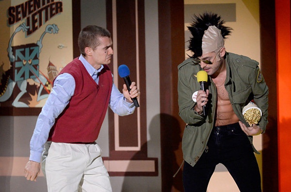 Dave Franco va Zac Efron treu dua nhau khi nhan giai Cap doi xuat sac nhat hinh anh