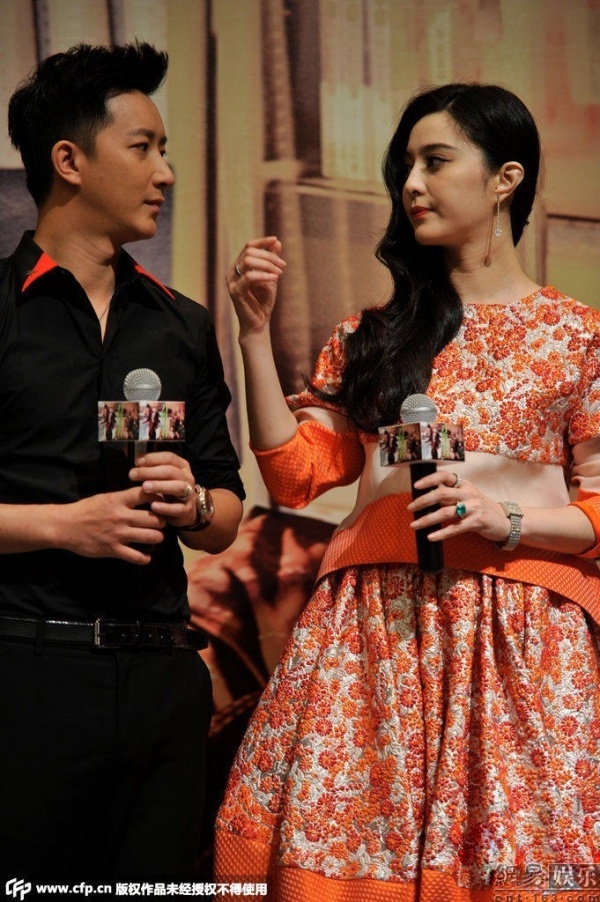 Thời gian này, Phạm Băng Băng liên tục bị đặt câu hỏi liên quan đến chuyện tình cảm. Trái với sự lạnh lùng trong những lần phỏng vấn trước đây, tại sự kiện ngày 14/4, Phạm Băng Băng tỏ ra vui vẻ. Cô cho biết chuyện tình cảm muốn giữ riêng cho bản thân. Đó là cách cô bảo vệ bản thân và người yêu trước những thị phi từ dư luận.