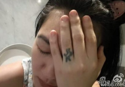 Bang chung MC Tieu S thuong xuyen bi chong danh dap hinh anh