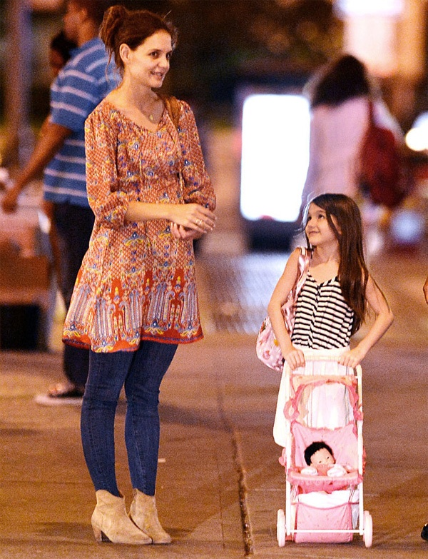 Một nguồn tin trong gia đình tiết lộ, hàng loạt hợp đồng quảng cáo được gửi đến liên tiếp nhưng Katie đều lắc đầu. Vợ cũ của Tom muốn Suri được học hành nghiêm túc trước khi làm quen với ống kính chuyên nghiệp. “Suri có thể là một trong những đứa trẻ được paparazzi chụp ảnh nhiều nhất trên thế giới nhưng con bé chưa được phép có riêng bộ hình thời trang” – nguồn tin nói. 