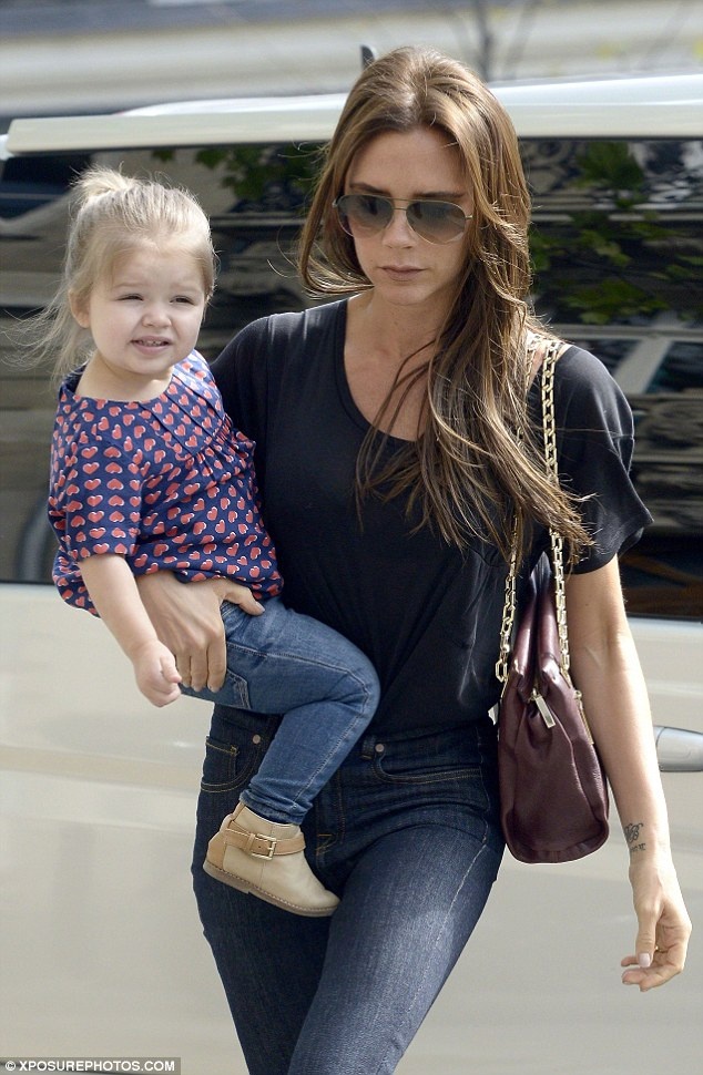 Công chúa nhỏ Harper của nhà thiết kế Victoria Beckham và cựu danh thủ David là một trong những bé gái đang được các công ty quảng cáo săn đón nhiều nhất. Sinh ra trong một gia đình nổi tiếng, bố mẹ là những người có ảnh hưởng đến làng thời trang, Harper với vẻ bụ bẫm đáng yêu được lòng công chúng. 