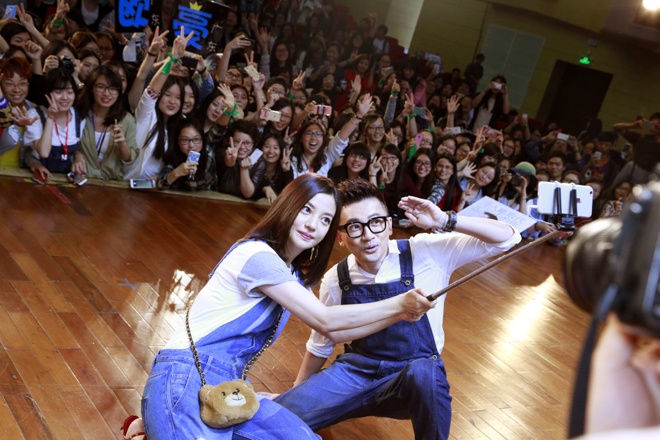 Cặp đôi thân mật trước ống kính.