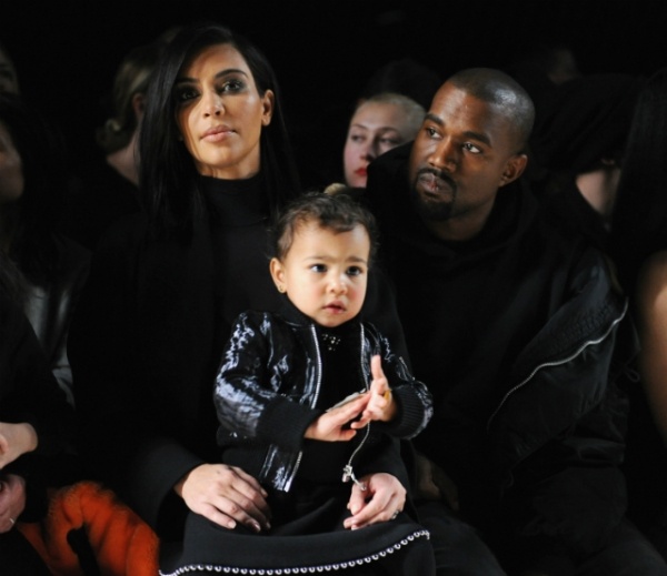 Chưa đầy 2 tuổi, tủ quần áo của cô bé North West – con gái ngôi sao truyền hình thực tế Kim Kardashian và rapper Kanye West khiến nhiều người mơ ước. North được bố mẹ sắm nhiều trang phục đắt tiền đến từ các thương hiệu nổi tiếng như Chanel, Adidas, … 