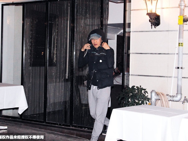 Châu Tinh Trì cúi đầu, né tránh phóng viên.