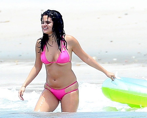 Selena Gomez mac bikini de lo than hinh phat phi hinh anh