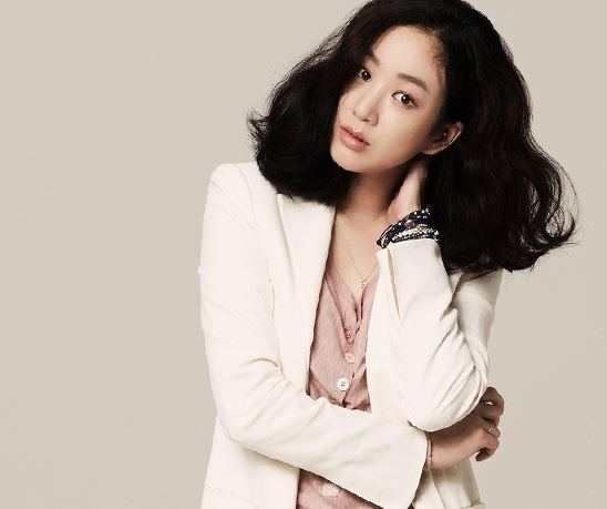 Ngày 16/4/2014, một tai nạn chìm phà Sewol đã xảy ra ở tỉnh Gyeonggi, làm 304 thiệt mạng, chủ yếu là các học sinh trường trung học Danwon. Tròn một năm sau thảm kịch, các ngôi sao trong làng giải trí Hàn đồng loạt tưởng nhớ đến các nạn nhân. Nữ diễn viên Jung Ryeo Won đăng tải bức hình ruy băng vàng (biểu tượng trong chiến dịch Ruy băng vàng thể hiện sự chờ đợi, yêu thương) cùng dòng nhắn: “Hãy cùng tưởng niệm ngày 16/4/2014” trên trang Instagram. 