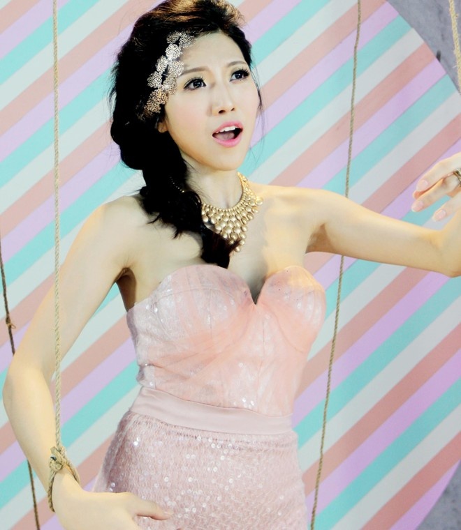 Chi tiết này vô tình làm lộ “màn hình phẳng” của nữ ca sĩ. Cựu hot girl từng chia sẻ cô sợ đau nên không muốn dao kéo cải thiện vòng một. 