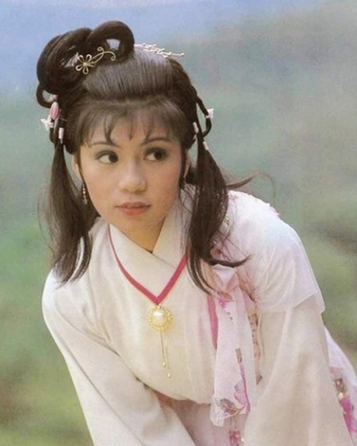 Mỗi khi nhắc tới Anh Hùng Xạ Điêu bản TVB năm 1983, khán giả đều luôn nhớ tới vai diễn Hoàng Dung do Ông Mỹ Linh thể hiện. Sau vai diễn này, cô trở thành đại tỷ của đài TVB và là biểu tượng mới trong làng giải trí Hong Kong.