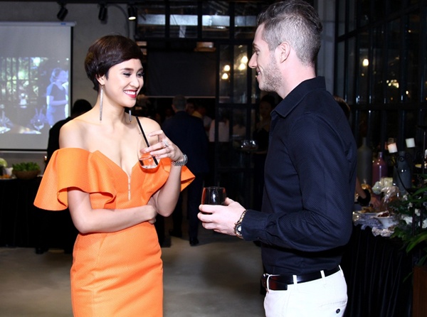 Nhưng thay vì chọn trang phục che lấp đi nhược điểm, người đẹp 9x thường xuyên diện những bộ váy trễ vai, làm lộ phần ngực lép. Thêm vào đó, các thiết kế này còn “tố” thêm bờ vai ngang và xương. 