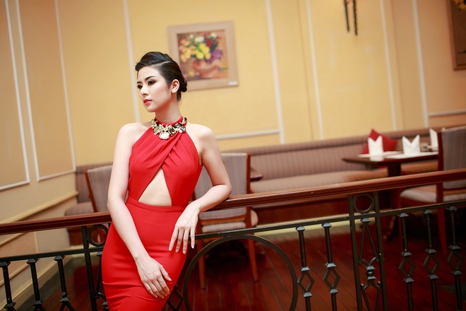 Trong một sự kiện khác, Ngọc Hân diện bộ đầm đỏ làm nổi bật làn da trắng nhưng cũng phô nhược điểm ngực lép vì chi tiết cut–out. 