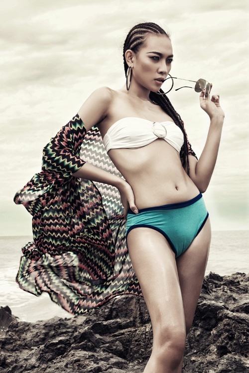 Siêu mẫu Quốc tế 2013 Diệu Huyền được biết đến với làn da nâu khỏe khoắn, hình thể khá gầy và cao. Trong một bộ ảnh bikini, chân dài đã nhờ cậy mút độn ngực nhưng vẫn dễ dàng nhận ra cô có vòng một phẳng lỳ. 