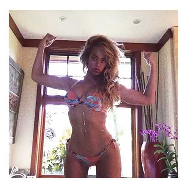 Beyonce giả vờ khoe cơ bắp trong một mẫu áo tắm khác. Trên trang cá nhân, Beyonce thường xuyên cập nhật những chuyến du lịch, nghỉ ngơi của gia đình.