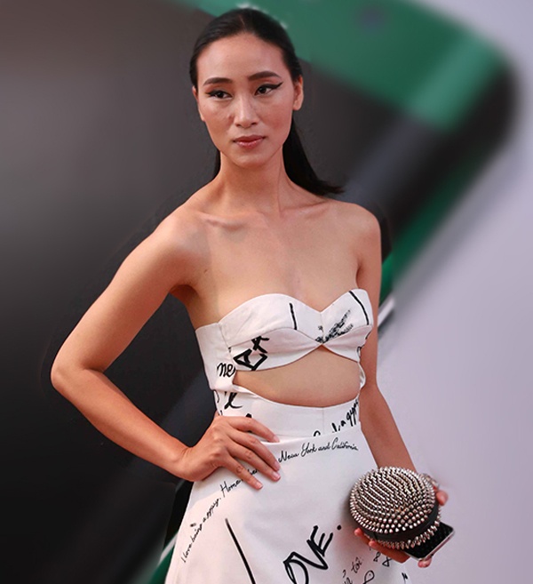 Trang phục được đánh giá giúp Trang Khiếu thể hiện được cá tính nhưng lại để lộ ngực phẳng. Còn phần cut-out rộng phô bày vòng 2 kém săn chắc của nữ chủ nhân.