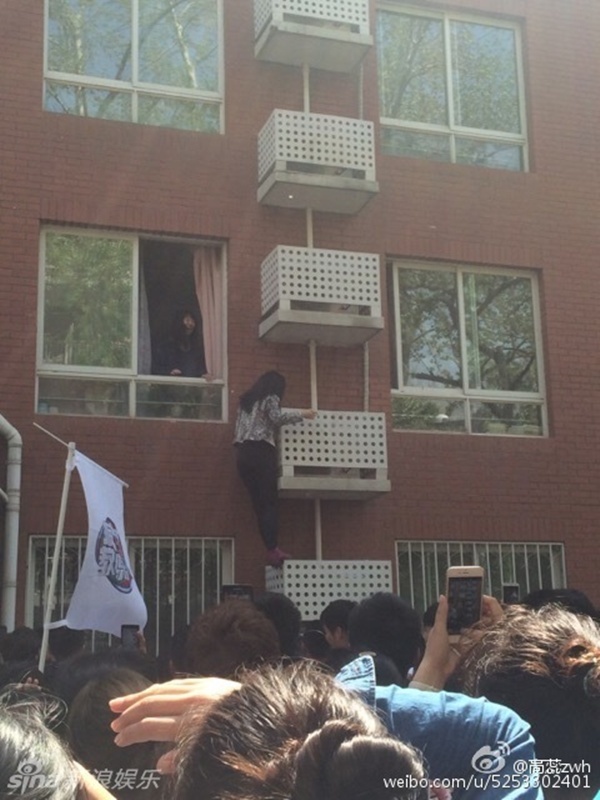 Sự việc trở nên trầm trọng hơn khi một fan nữ cố tình trèo tường để xông vào khu vực ghi hình của Tạ Đình Phong.