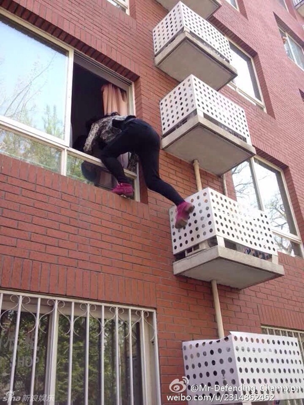 Cô nữ sinh này bất chấp nguy hiểm, cố leo vào tầng hai của tòa nhà.