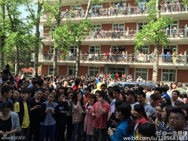 Rất nhiều sinh viên có mặt cũng lo lắng cho hành động mạo hiểm này của cô gái.