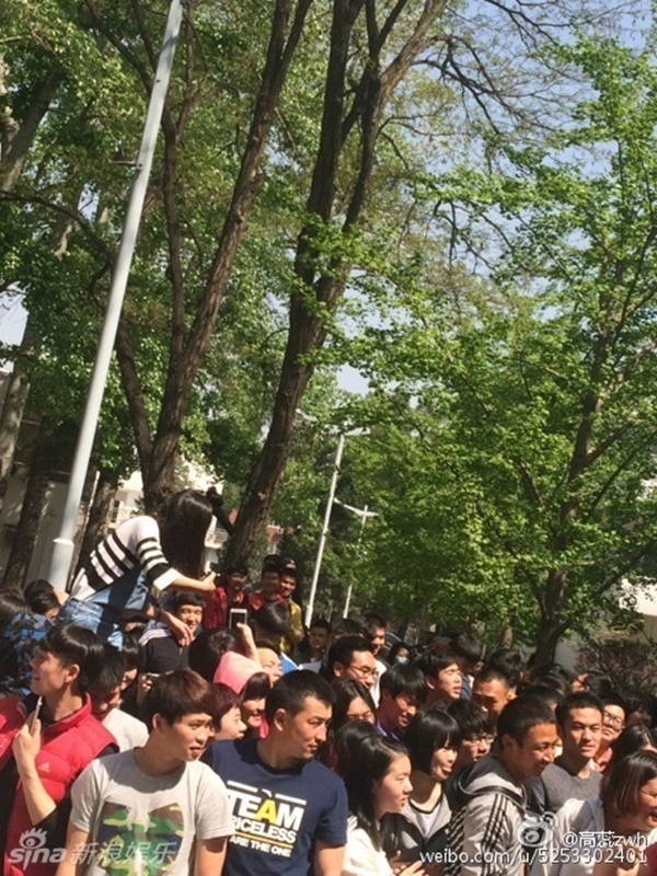 Hàng dài người xếp hàng để ngắm nhìn nam tài tử nổi tiếng.