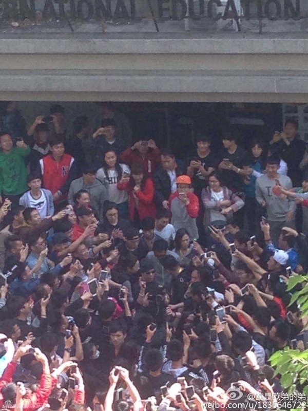 Tạ Đình Phong bị bủa vây khi xuất hiện.