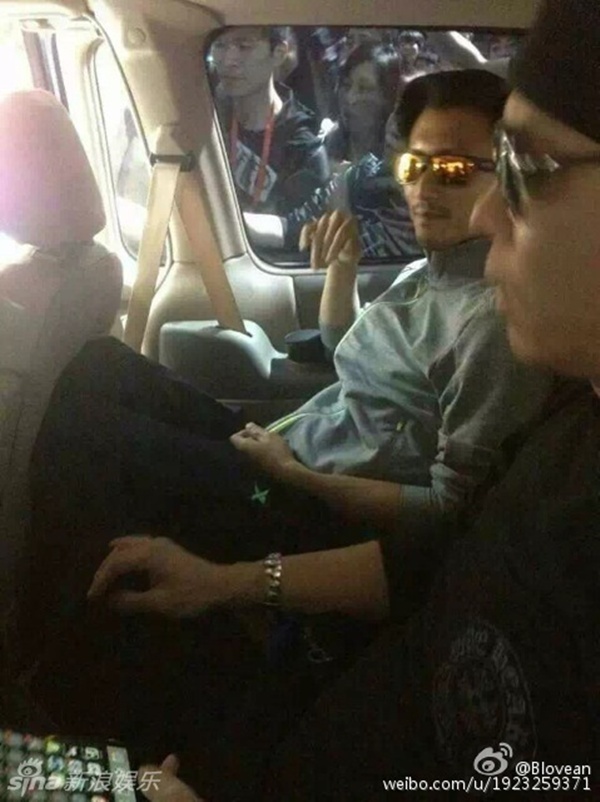 Khi ra về, tài tử Hong Kong chỉ biết lắc đầu vì sự bao vây quá khích của các fan trẻ tuổi.