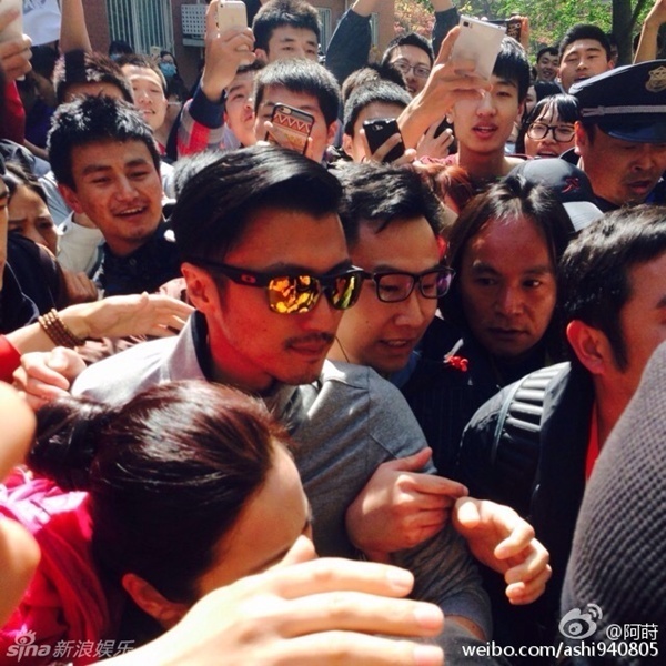 Mới đây, Tạ Đình Phong đã ghi hình một sự kiện tại trường Đại học Thể thao Bắc Kinh (Trung Quốc). Vì sự có mặt của anh, hàng trăm sinh viên đã xếp hàng để được chiêm ngưỡng dung nhan ngôi sao nổi tiếng Hong Kong.