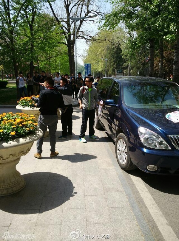 Phải rất vất vả, ê-kíp thực hiện mới thu xếp được khoảng trống để Tạ Đình Phong ghi hình.