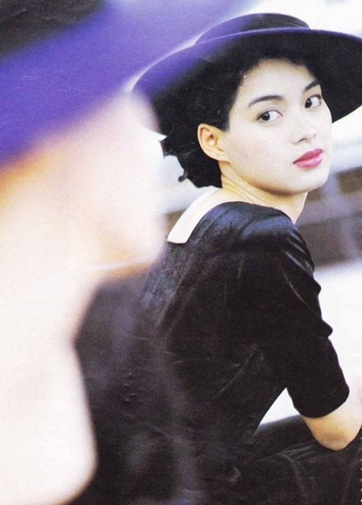 Thay vì cảm thông, ATV lại ra lệnh “đông lạnh” Lưu Cẩm Linh, khiến cô không có phim đóng và buộc lòng phải chấm dứt sớm hợp đồng 5 năm với hãng truyền hình này. Cô đầu quân cho TVB nhưng sự nghiệp không khá khẩm hơn là bao.