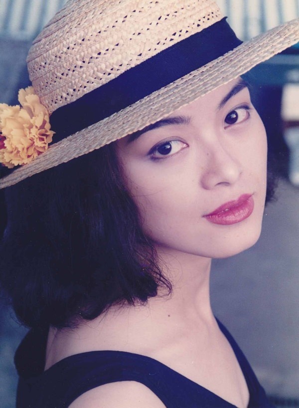 Đằng sau ống kính, Lưu Cẩm Linh có cuộc đời truân chuyên. Năm 1995, báo chí Hong Kong xôn xao thông tin một nữ diễn viên họ Lưu bị xã hội đen cưỡng bức, sau đó bị tống tiền. Nhiều người nghĩ đó là Lưu Gia Linh, nhưng bất ngờ, Lưu Cẩm Linh đã đứng ra thừa nhận nạn nhân đáng thương ấy là mình. 