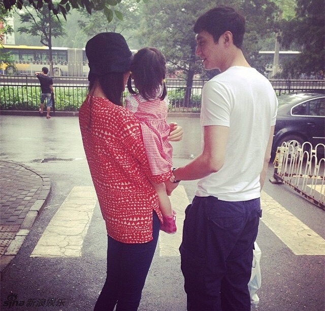 Cựu Hoa hậu cho biết cuộc sống gia đình cô chỉ tóm gọn trong bốn chữ “bình đẳng, cảm thông”. Họ thông cảm cho nghề nghiệp của đối phương và học cách tha thứ lỗi lầm của nhau.