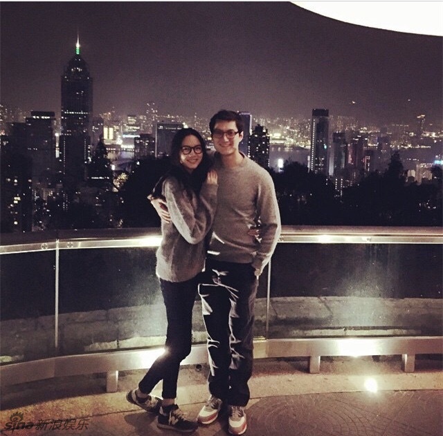 Ngắm nhìn những hình ảnh đời thường của hai vợ chồng, nhiều cư dân mạng xuýt xoa: “Vợ đúng là nữ thần, còn chồng quả là đại nam thần. Đôi trai tai gái sắc, sau này con của họ chắc chắn là tiểu thiên thần”.