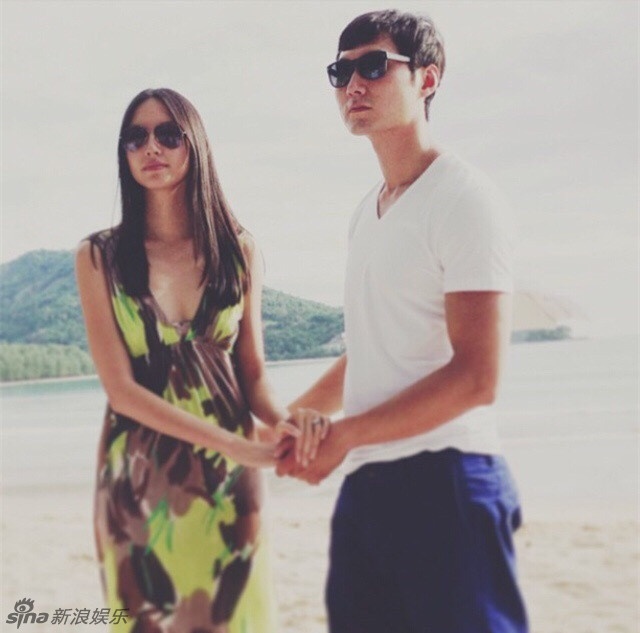 “Chúng tôi sống bình dị như bao cặp vợ chồng khác. Tôi vốn cũng không phải người giỏi giao tiếp trong showbiz, anh ấy cũng vậy. Thế giới rộng lớn nhưng hai chúng tôi may mắn tìm ra nhau”, Tử Lâm hạnh phúc chia sẻ.