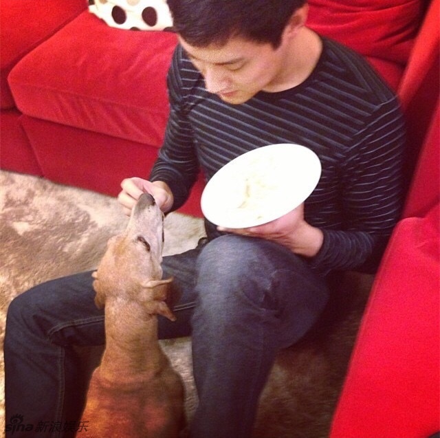 Trong số các ông xã ngoài ngành giải trí của các sao nữ showbiz, chồng Trương Tử Lâm được khen ngợi có ngoại hình ưu tú nhất. Anh cao 1m90 và có gương mặt chẳng kém tài tử.