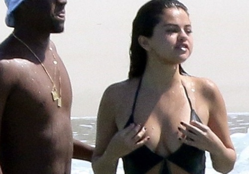 Selena Gomez dien bikini mot manh khoe than day da hinh anh